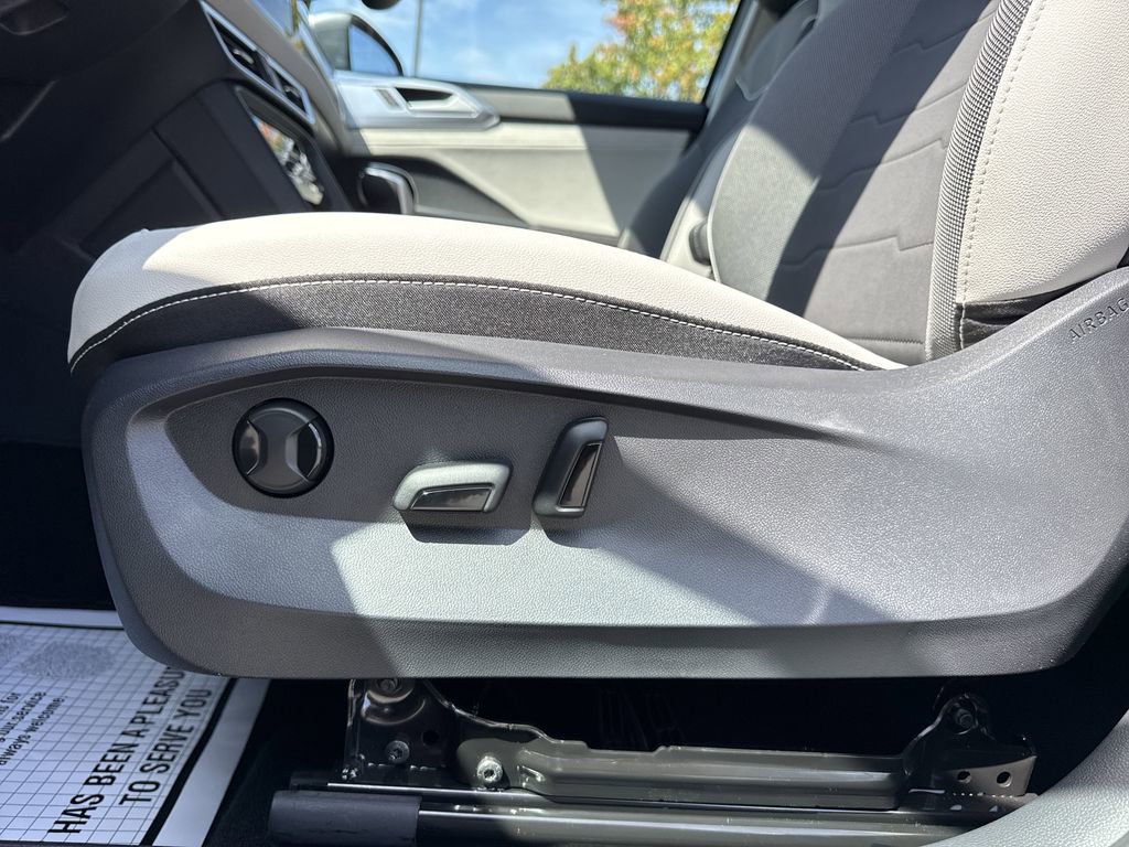 New 2025 Volkswagen Taos SE image 23