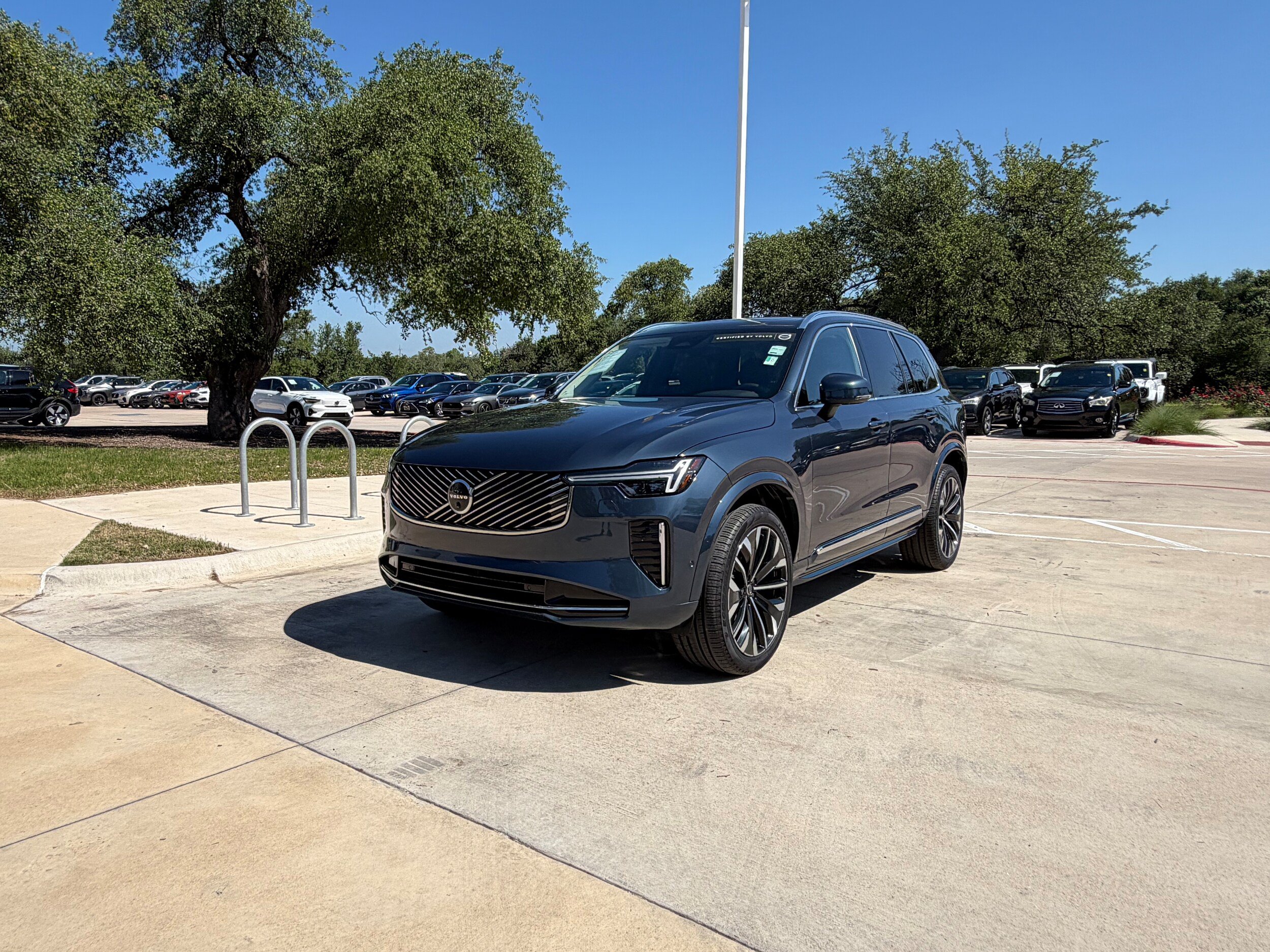 Certified 2025 Volvo XC90 B6 Plus AWD/4WD image 2