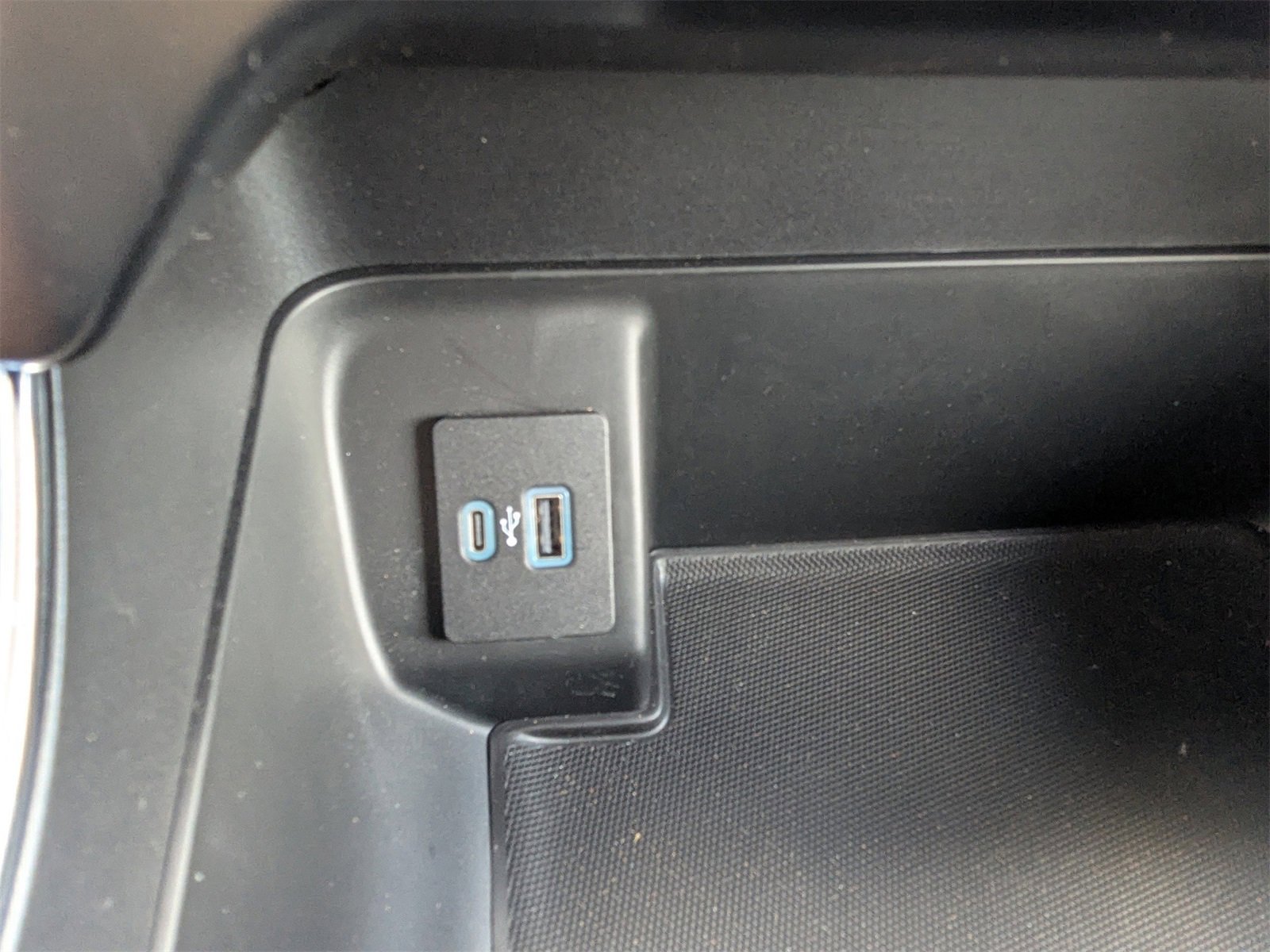 Used 2022 Ford F150 Lightning XLT image 25