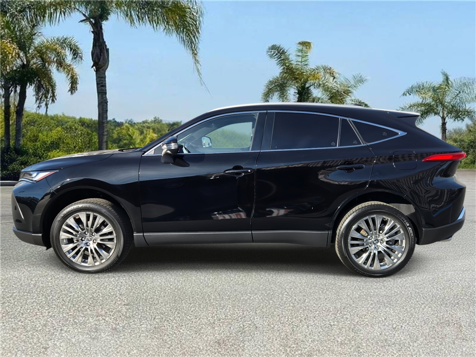 Used 2024 Toyota Venza XLE image 2