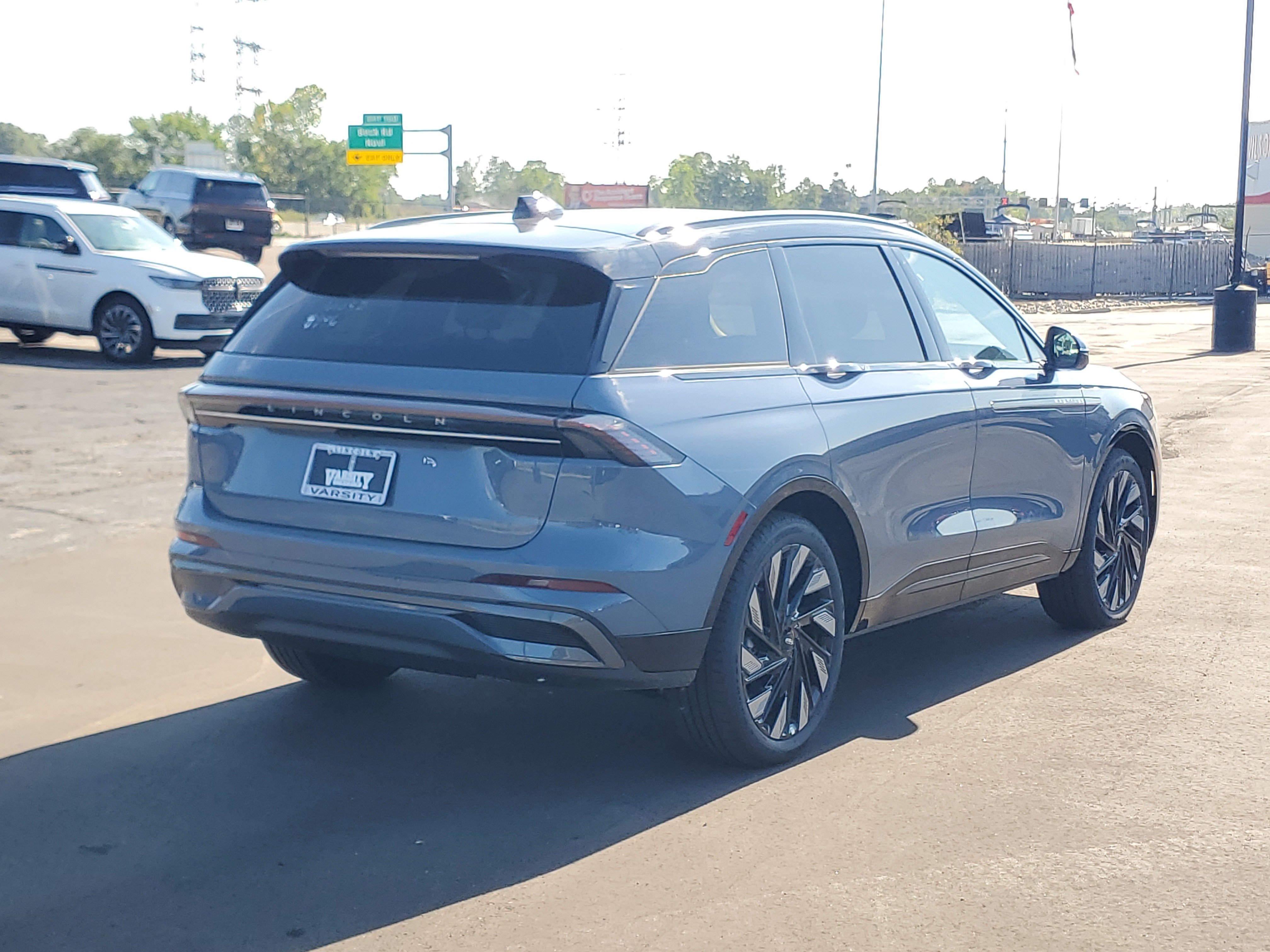New 2026 Lincoln Nautilus Reserve w/ Jet Appearance Package AWD/4WD image 4