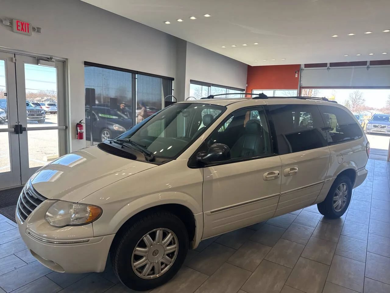 Used 2005 Chrysler Town & Country Touring w/ Luxury Group FWD image 5