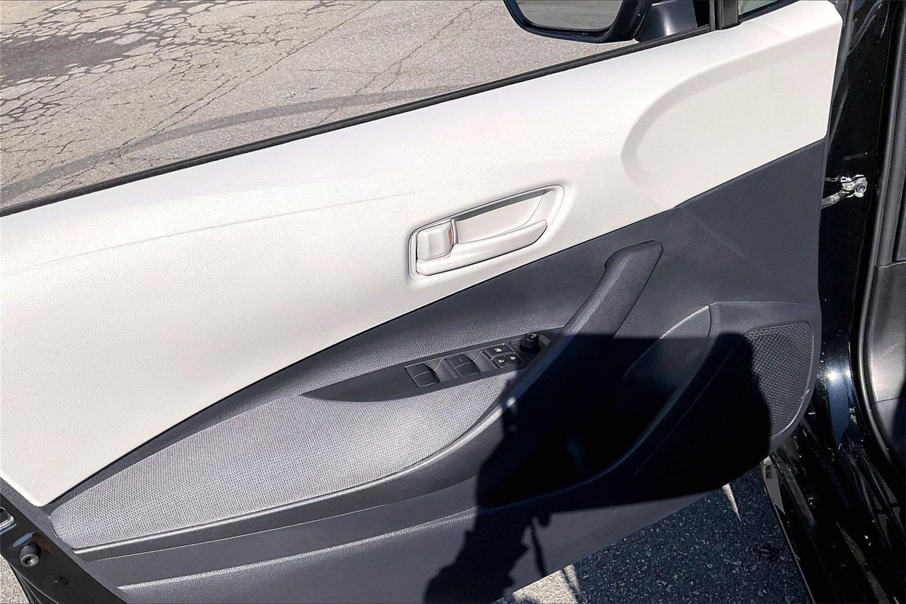 Used 2025 Toyota Corolla LE image 26