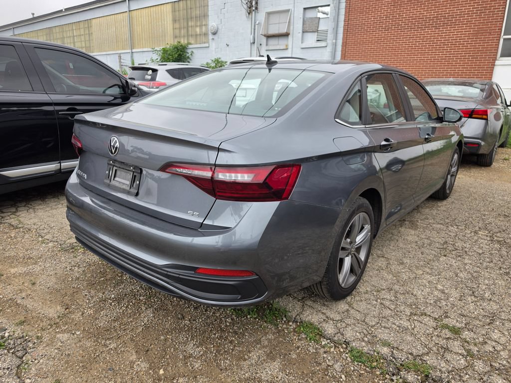 Used 2024 Volkswagen Jetta SE FWD image 2