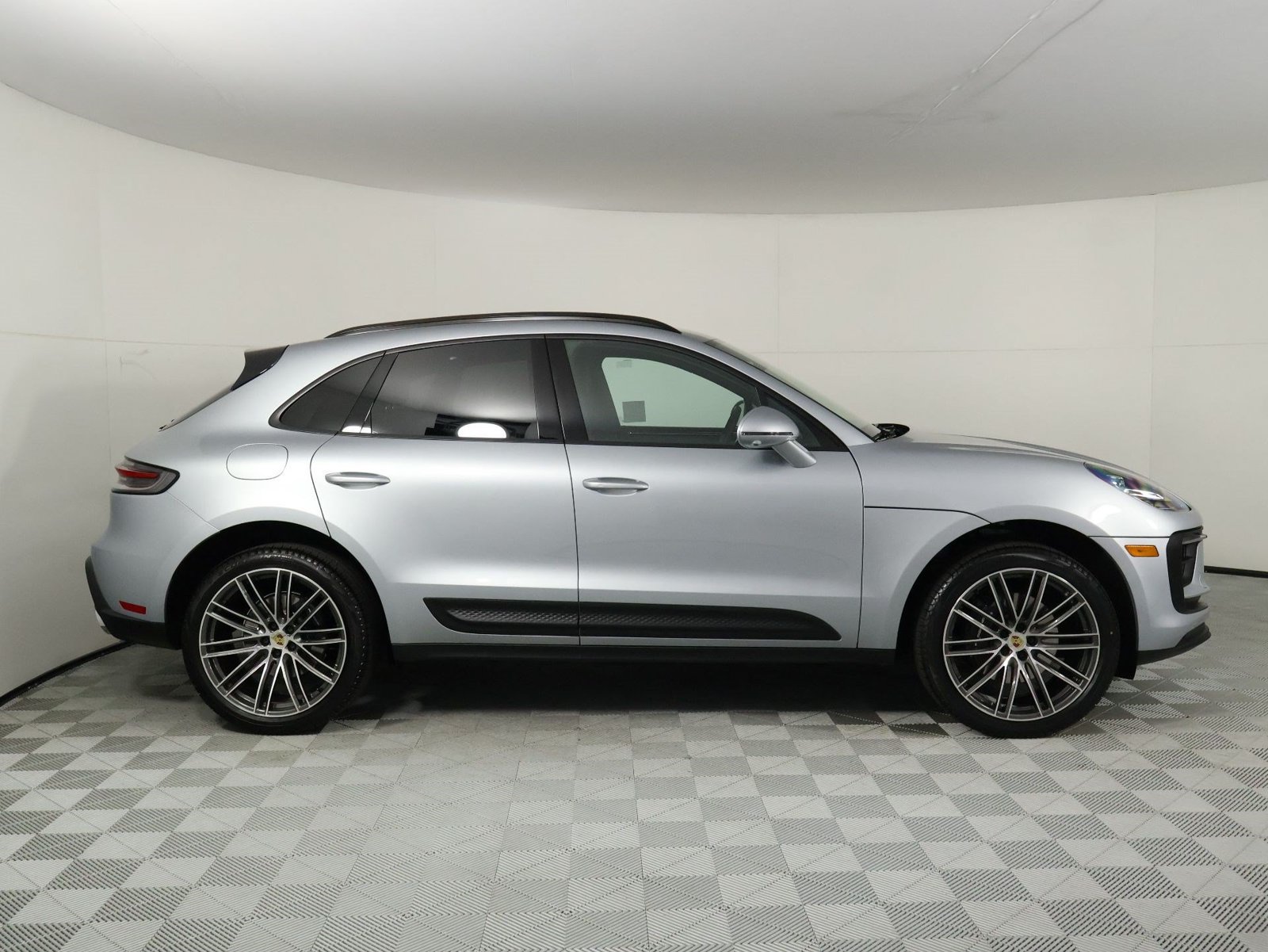 Certified 2026 Porsche Macan AWD/4WD image 8