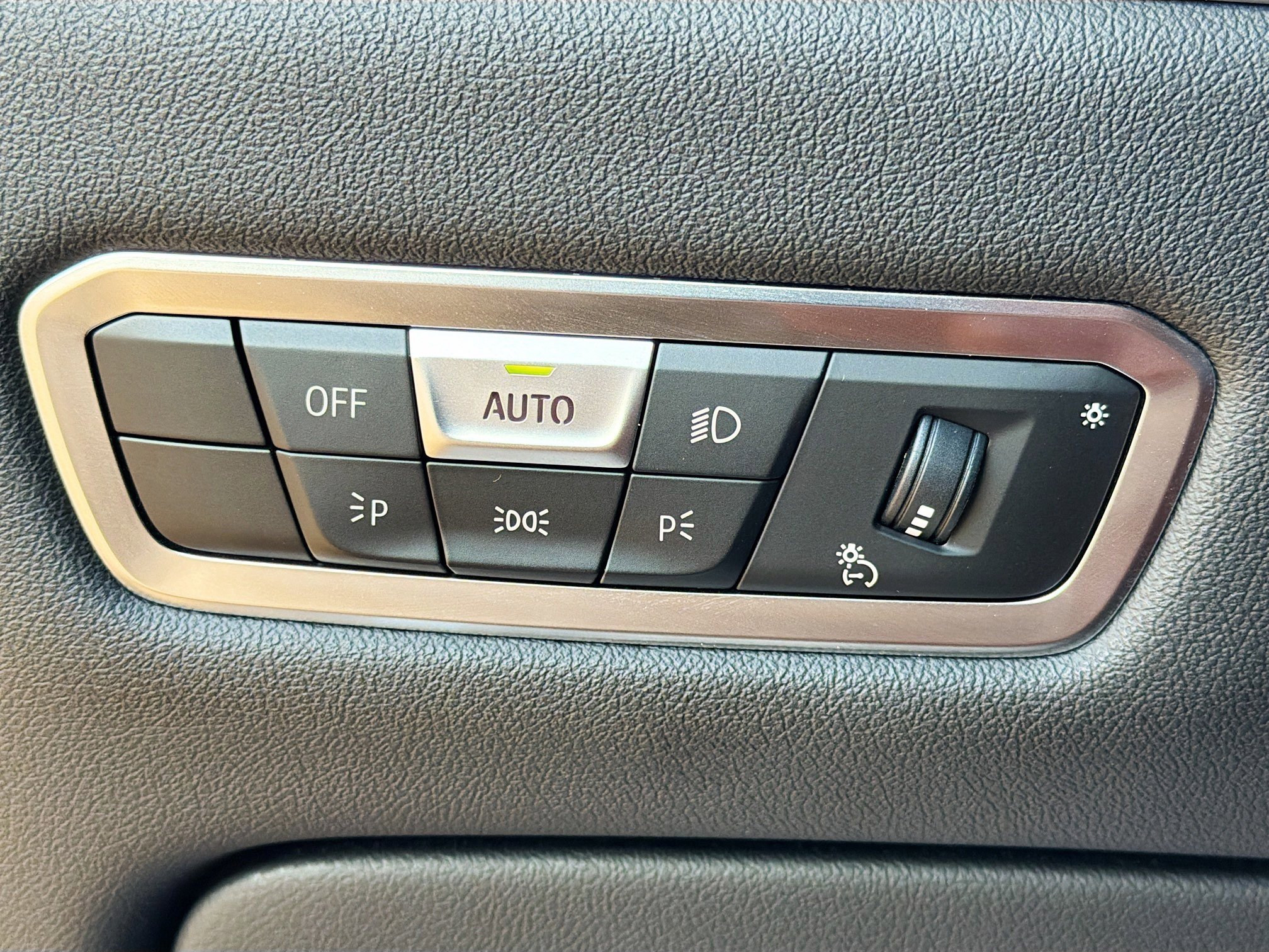 Used 2023 BMW X7 M60i w/ Climate Comfort Package image 36