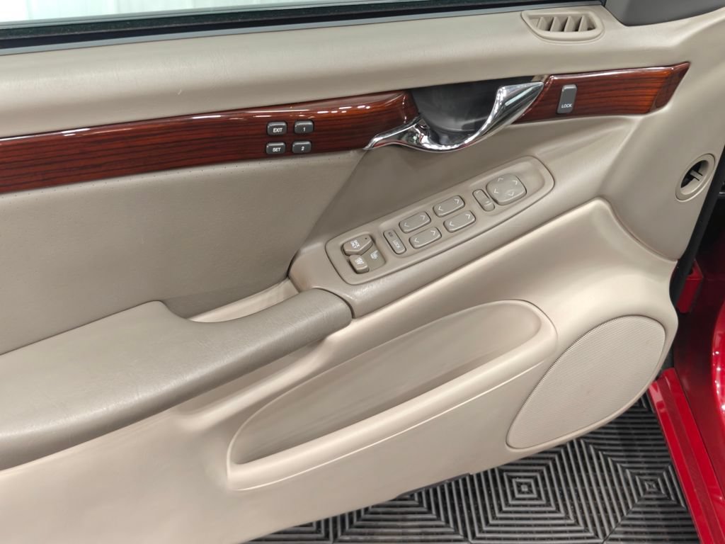 Used 2003 Cadillac De Ville DTS w/ Premium Luxury Package FWD image 30