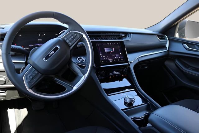 Used 2025 Jeep Grand Cherokee Laredo X image 15