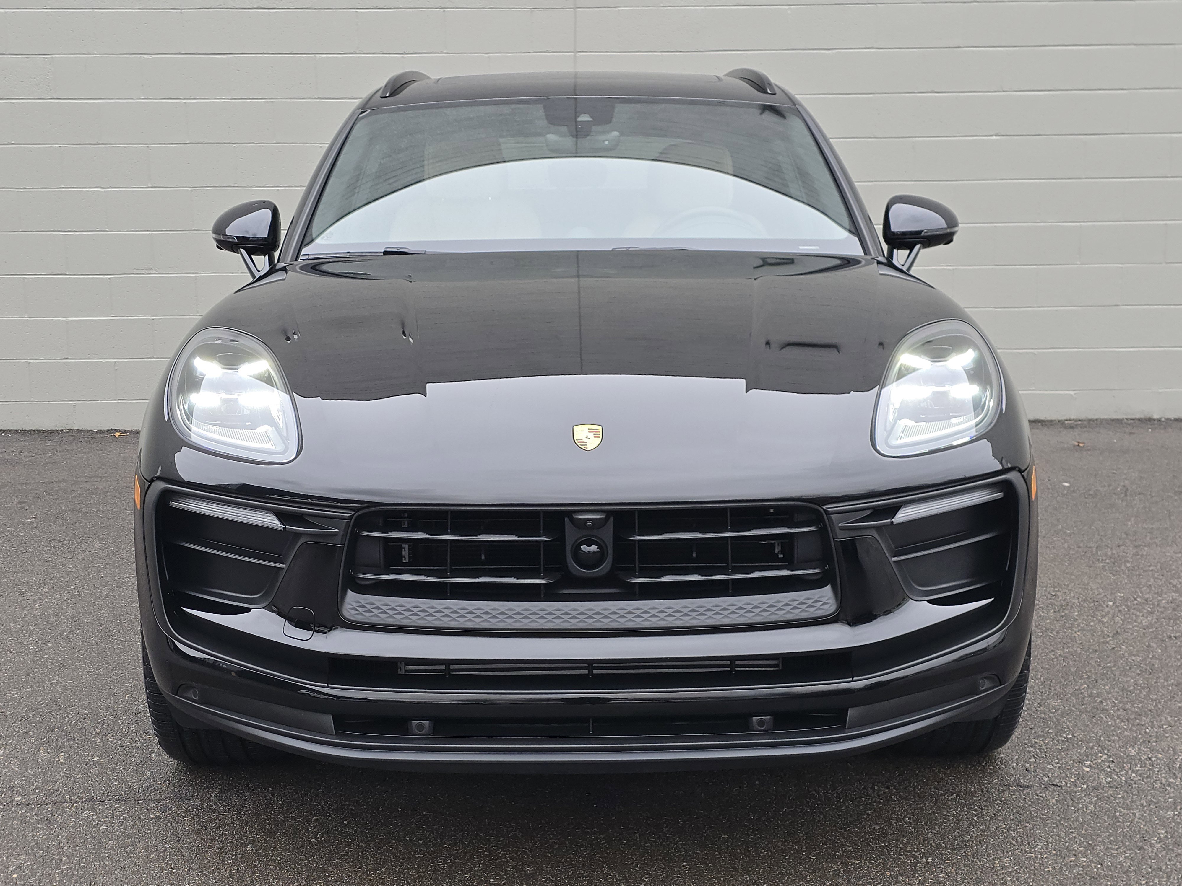 Certified 2025 Porsche Macan image 6