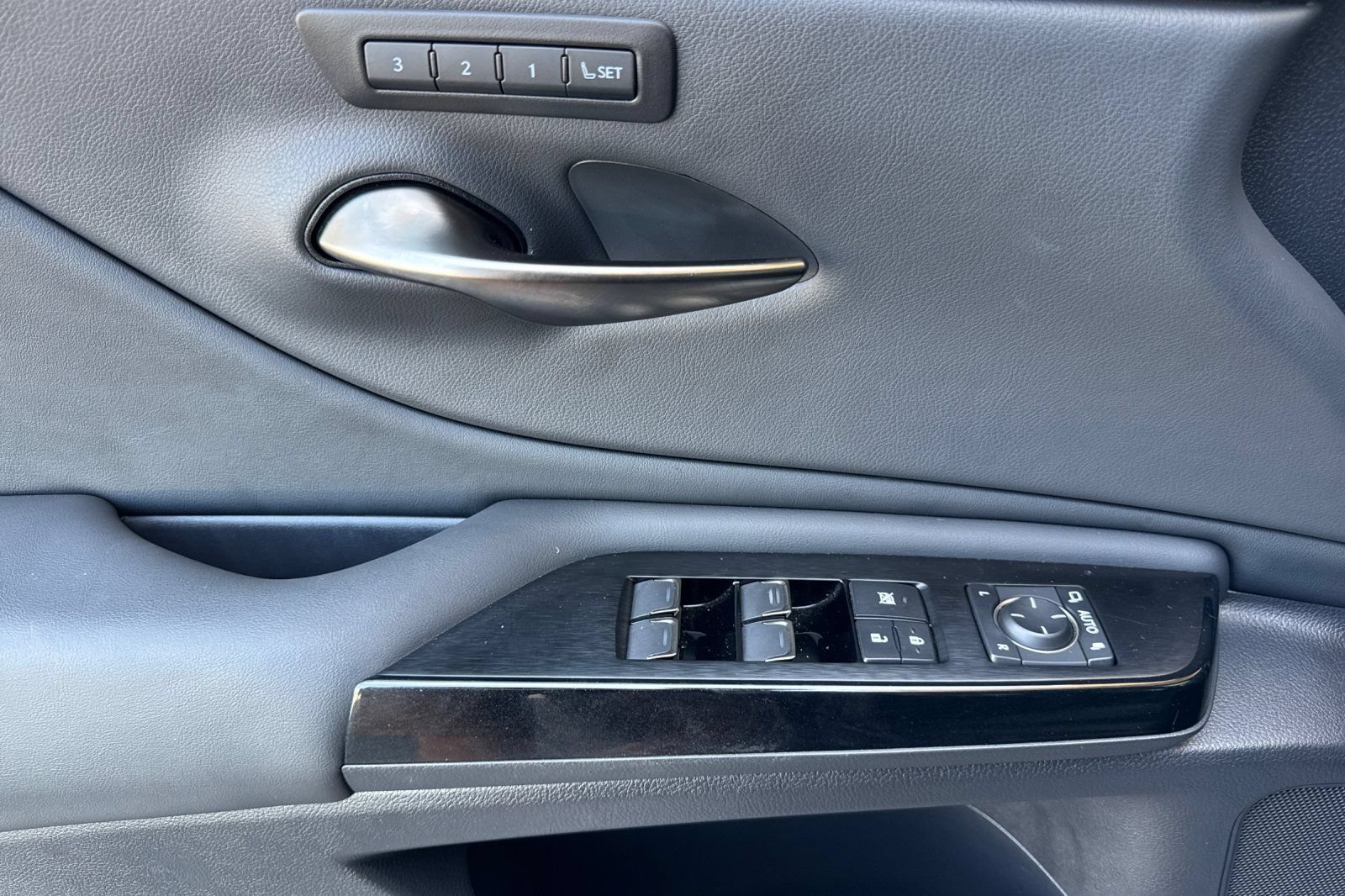 Certified 2025 Lexus ES 300h w/ Premium Package FWD image 12