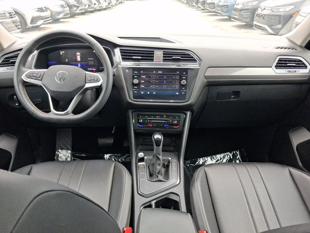 Certified 2023 Volkswagen Tiguan SE w/ Panoramic Sunroof Package FWD image 17