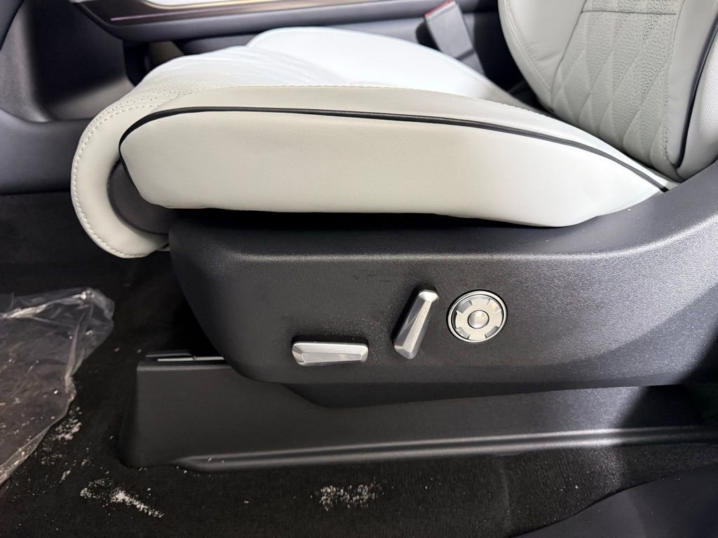 New 2025 Lincoln Navigator L Black Label AWD/4WD image 16