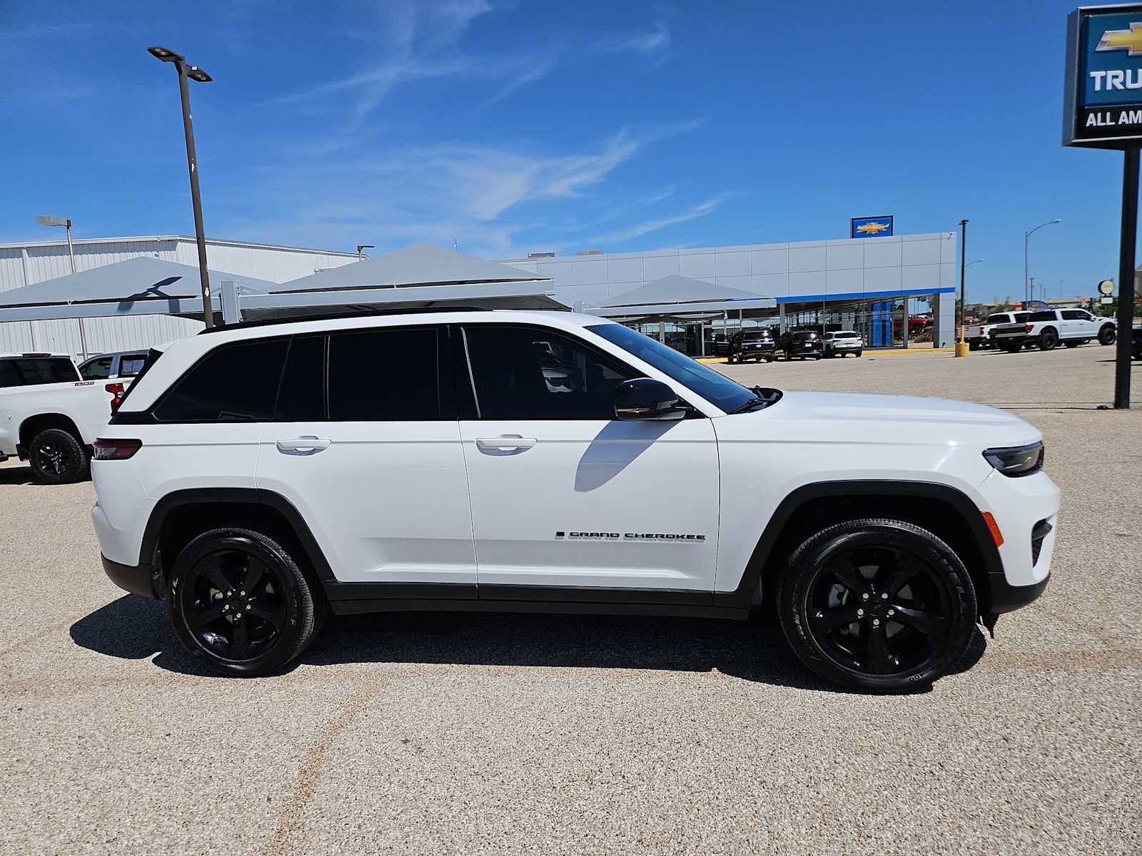 Used 2024 Jeep Grand Cherokee Altitude AWD/4WD image 9