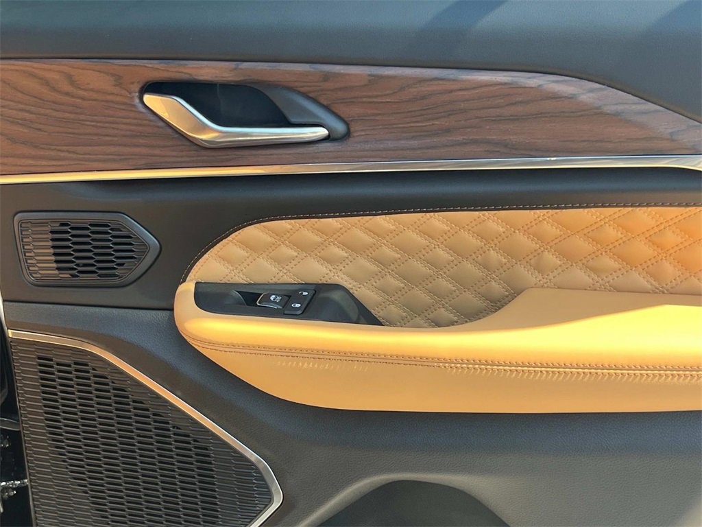 New 2025 Jeep Grand Cherokee Summit image 16