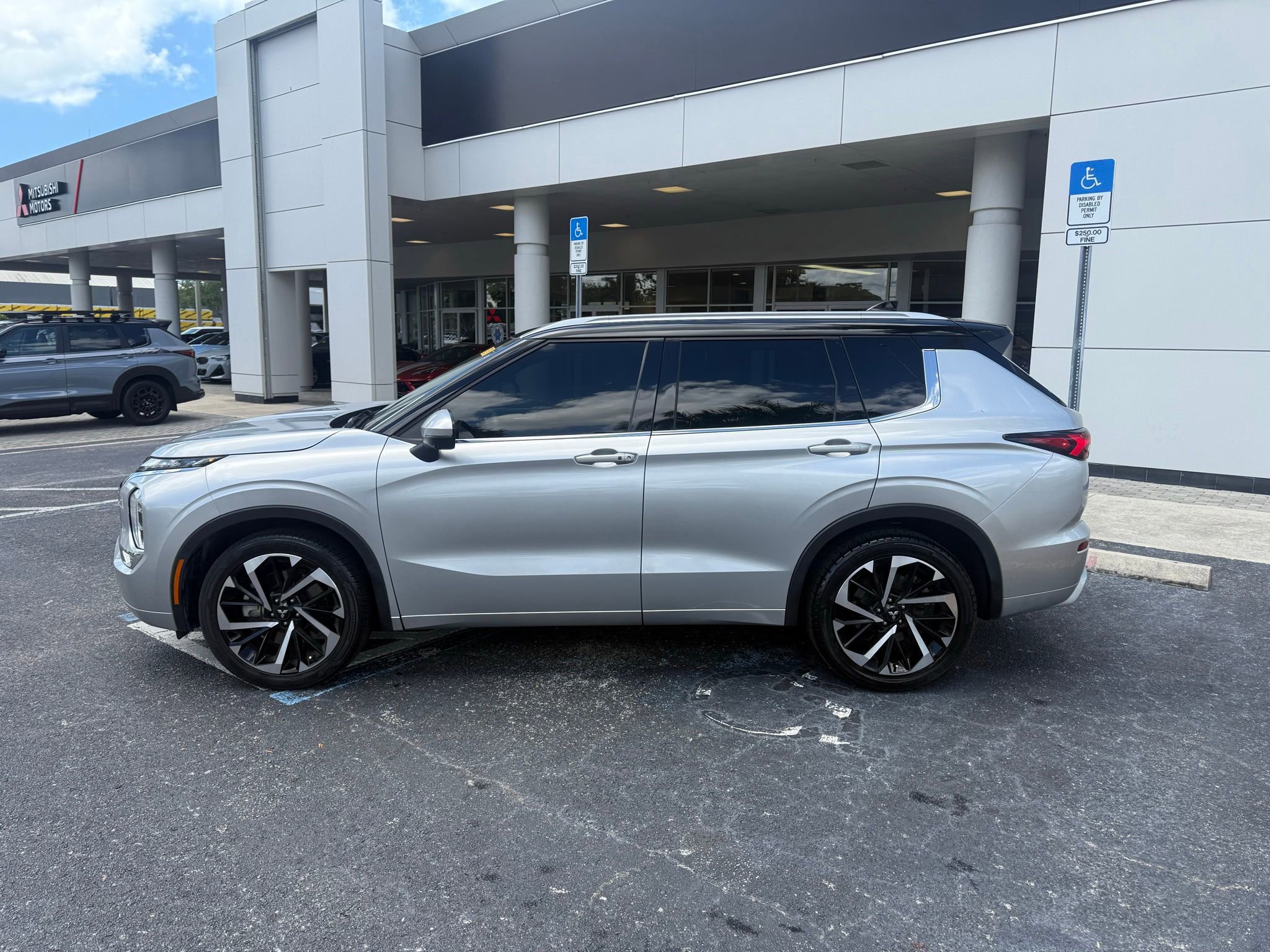 Used 2023 Mitsubishi Outlander SEL image 8