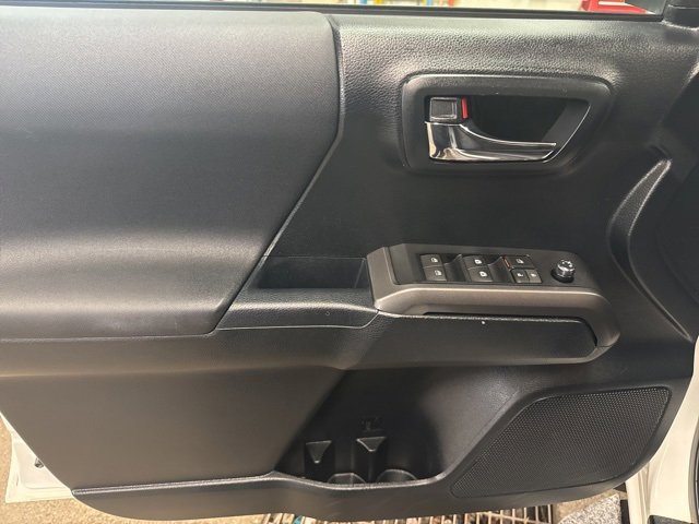 Used 2016 Toyota Tacoma TRD Sport image 10