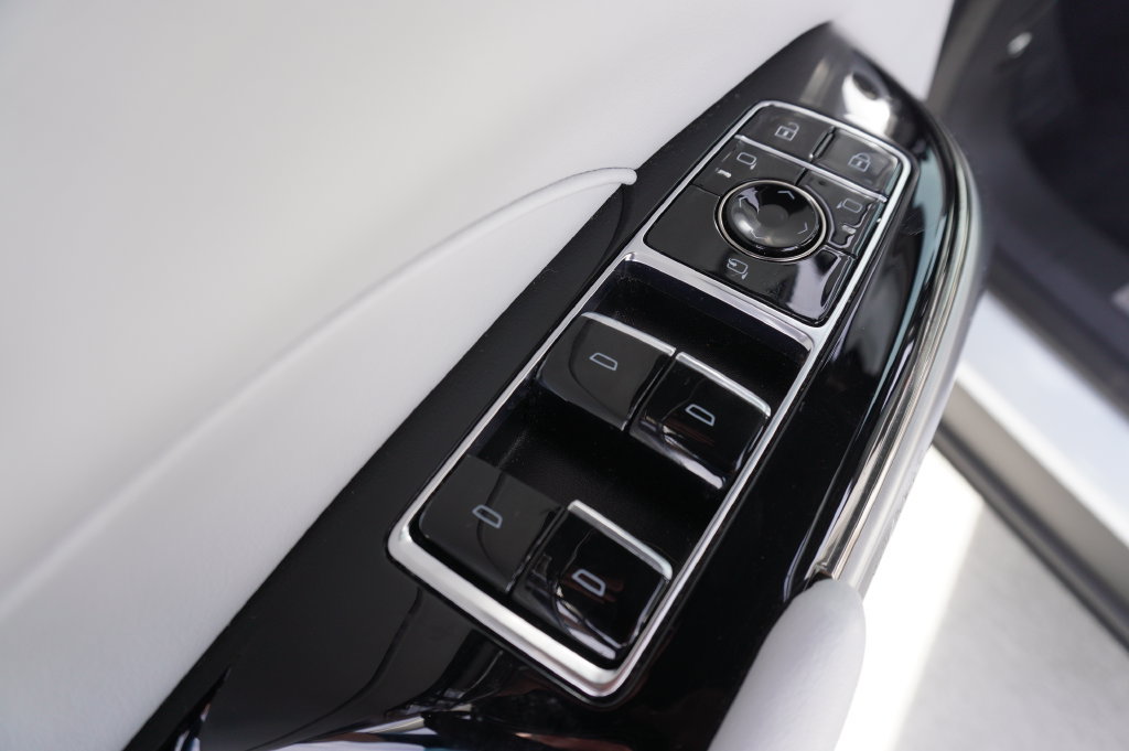 Used 2024 Cadillac Lyriq Luxury AWD/4WD image 16