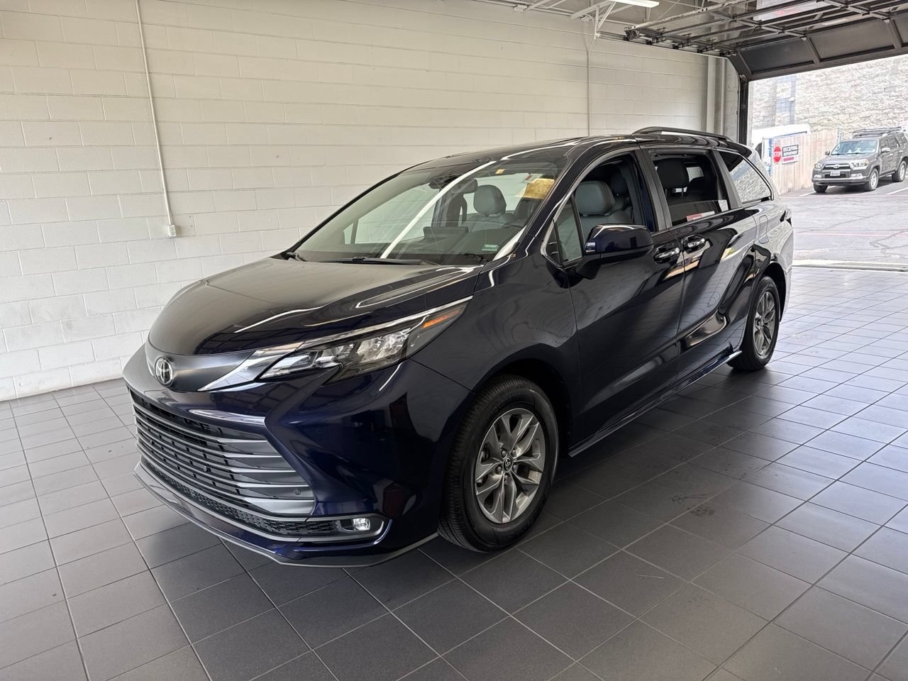 Used 2026 Toyota Sienna XLE FWD image 4