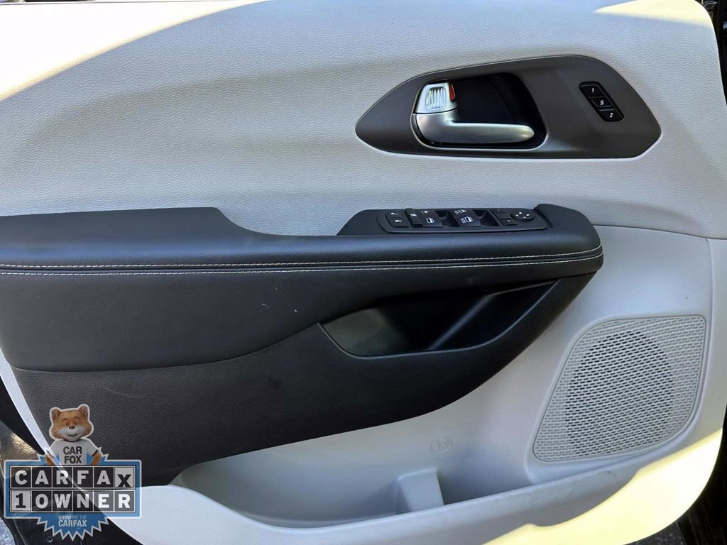 Used 2023 Chrysler Pacifica Touring-L image 19
