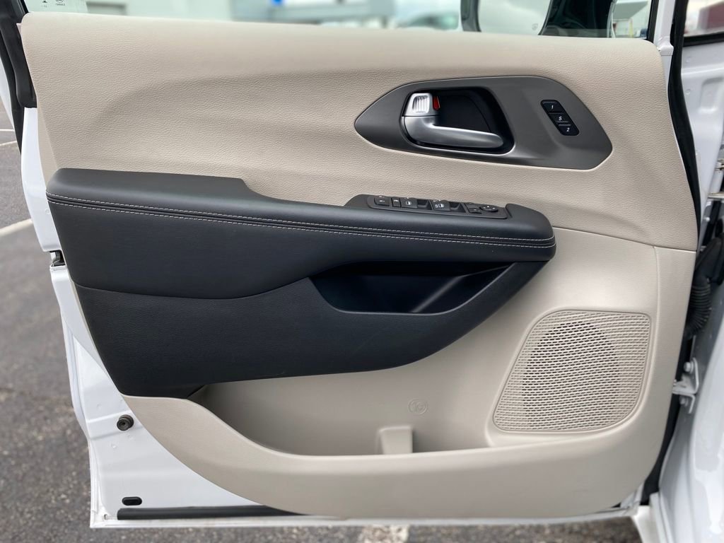 Used 2024 Chrysler Pacifica Touring-L image 19