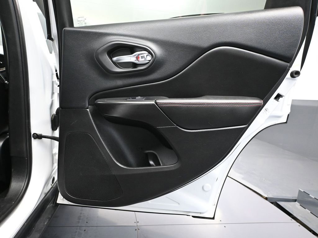 Used 2019 Jeep Cherokee Trailhawk image 39