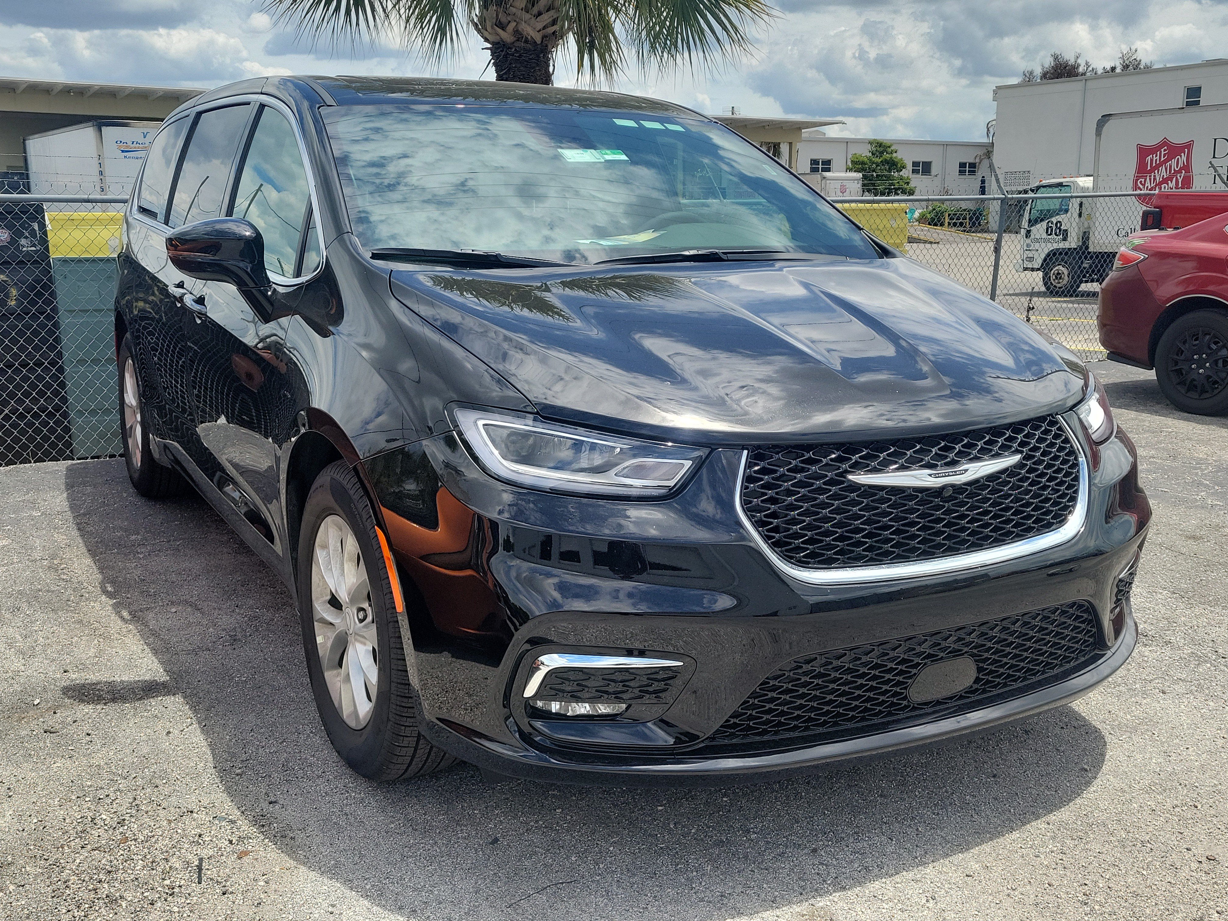 Used 2026 Chrysler Pacifica Limited FWD image 3