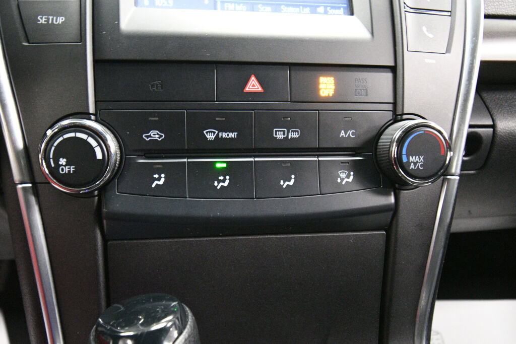 Used 2017 Toyota Camry LE image 16