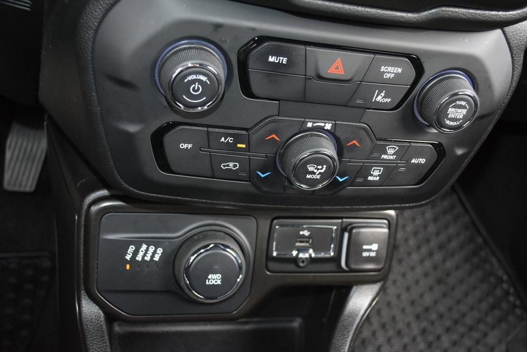 Used 2022 Jeep Renegade Altitude w/ Convenience Group AWD/4WD image 17