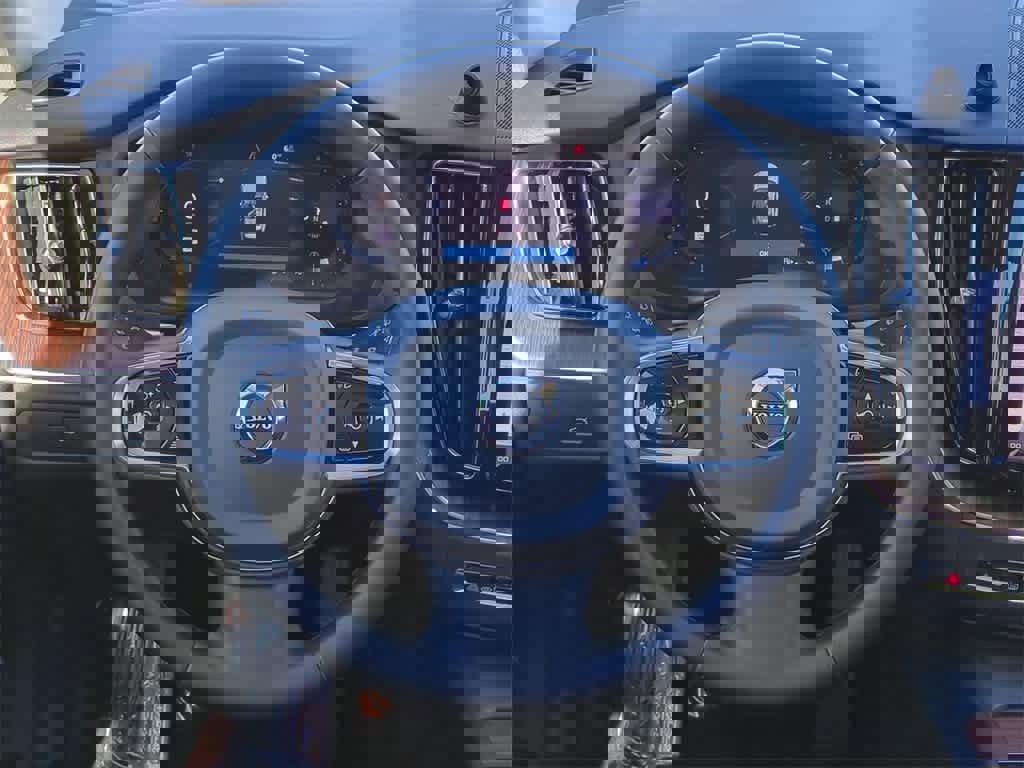 Used 2024 Volvo XC60 B5 Plus w/ Protection Package Premier image 23