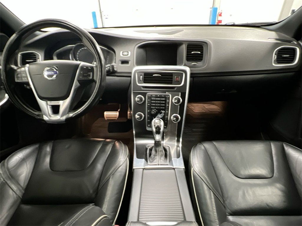 Used 2017 Volvo V60 T6 R-Design Platinum image 10