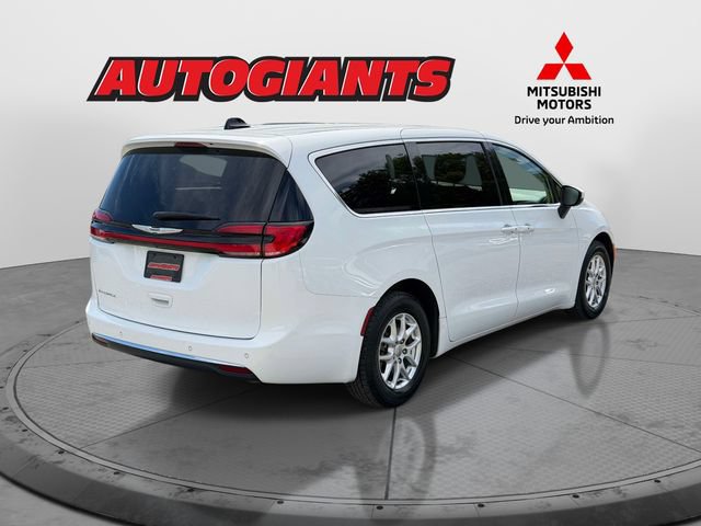 Used 2023 Chrysler Pacifica Touring-L FWD image 2