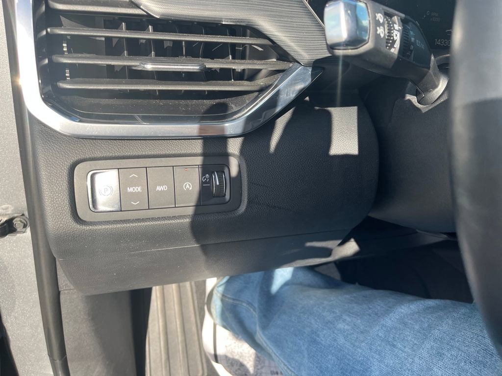 Used 2025 GMC Acadia Elevation image 13