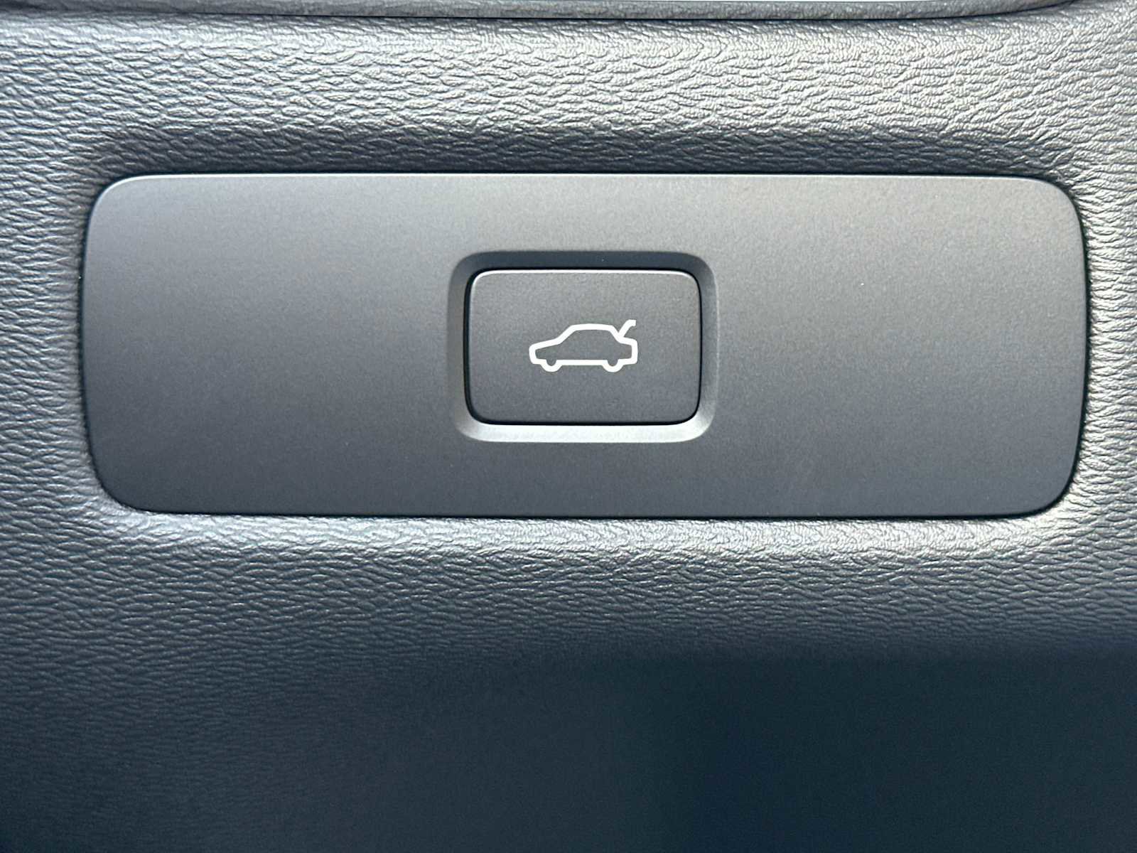 Used 2025 Volvo XC60 B5 Core w/ Protection Package Premier image 32