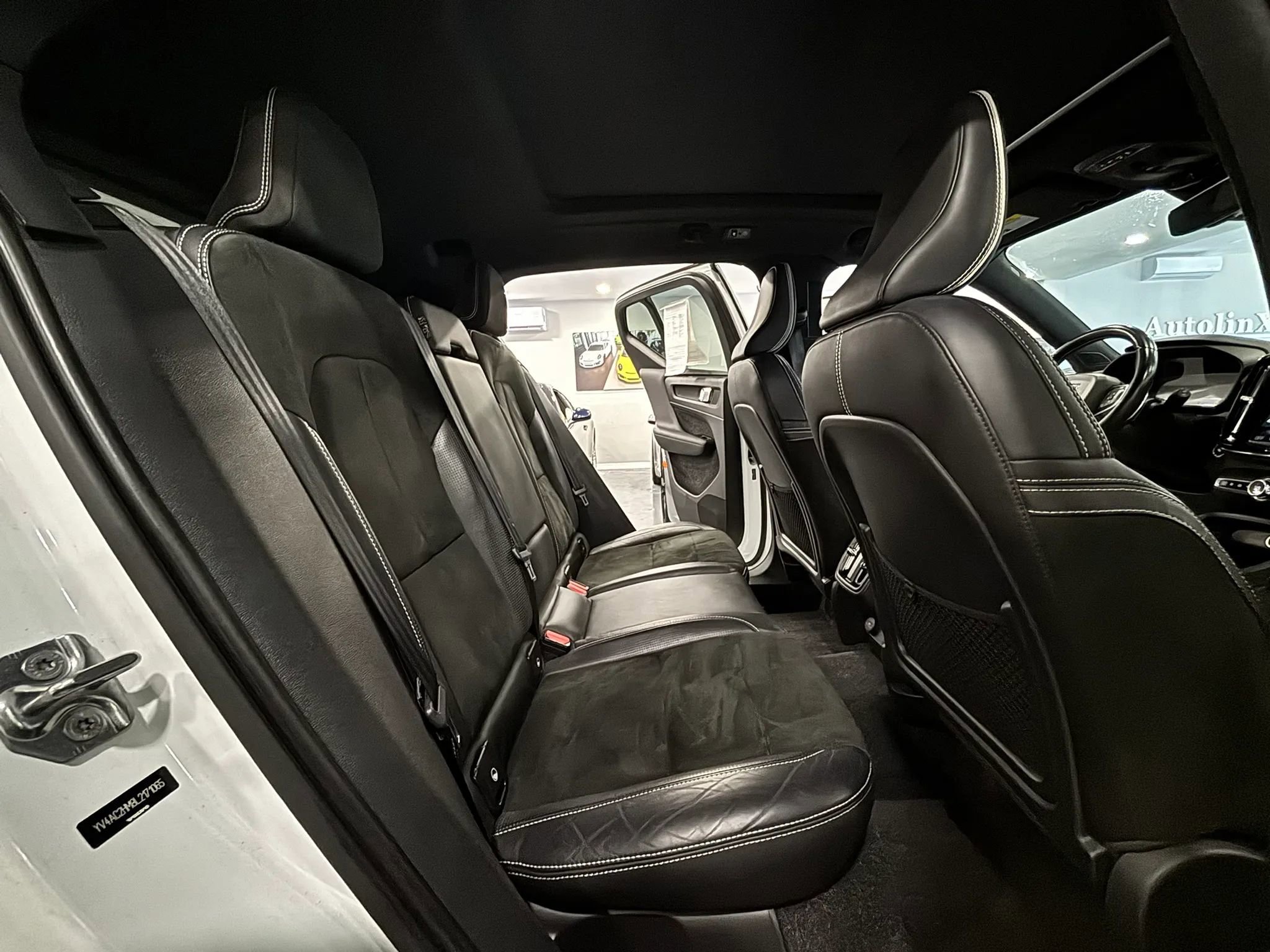 Used 2020 Volvo XC40 T4 R-Design FWD image 19