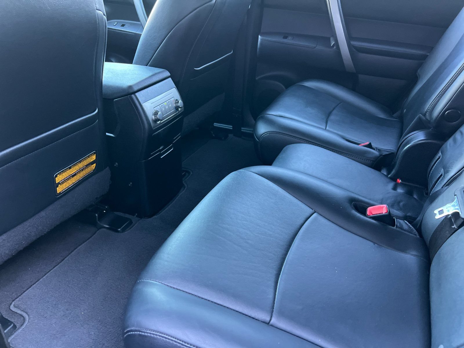 Used 2013 Toyota Highlander SE FWD image 12