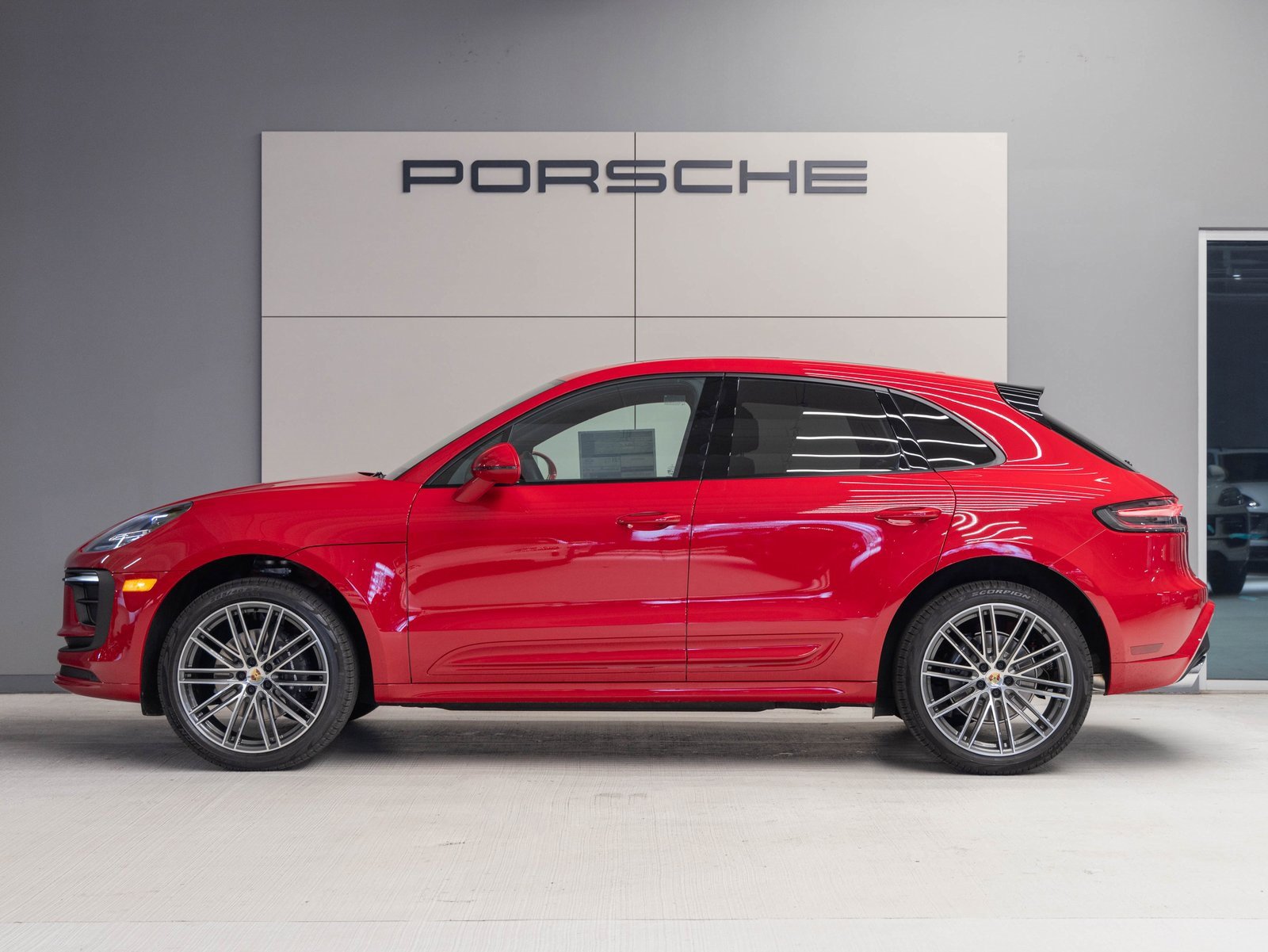 Certified 2025 Porsche Macan image 2