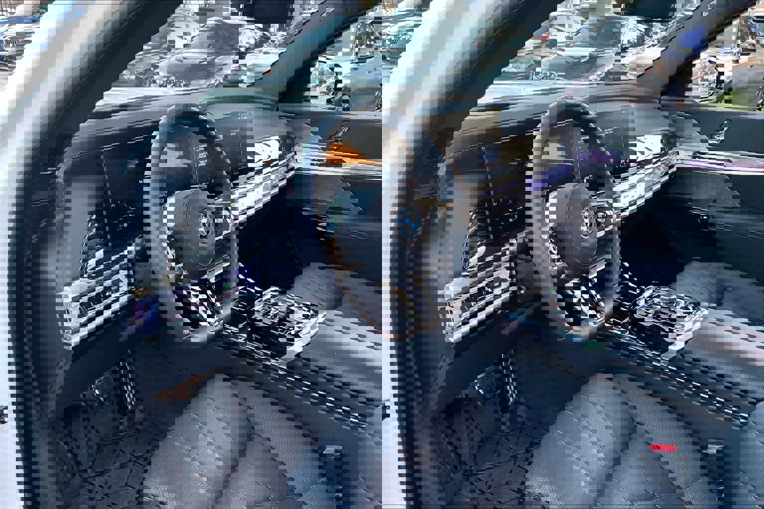 Used 2025 BMW i7 eDrive50 w/ M Sport Package image 16