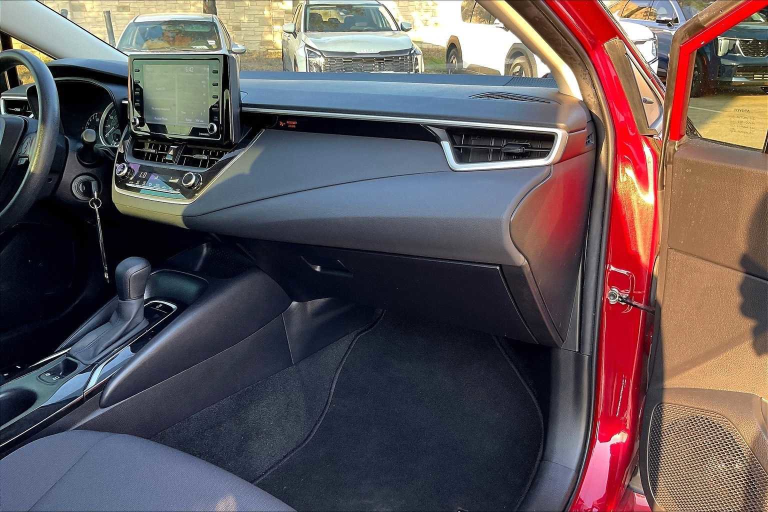 Used 2022 Toyota Corolla LE image 23