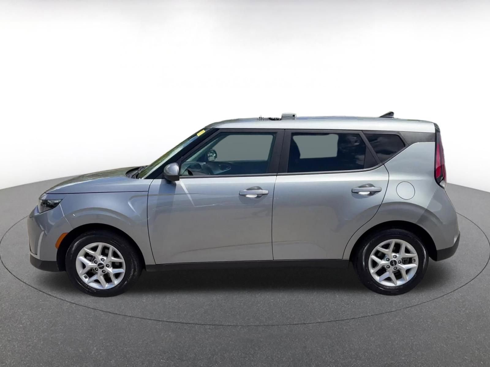 Used 2025 Kia Soul LX w/ LX Technology Package FWD image 8