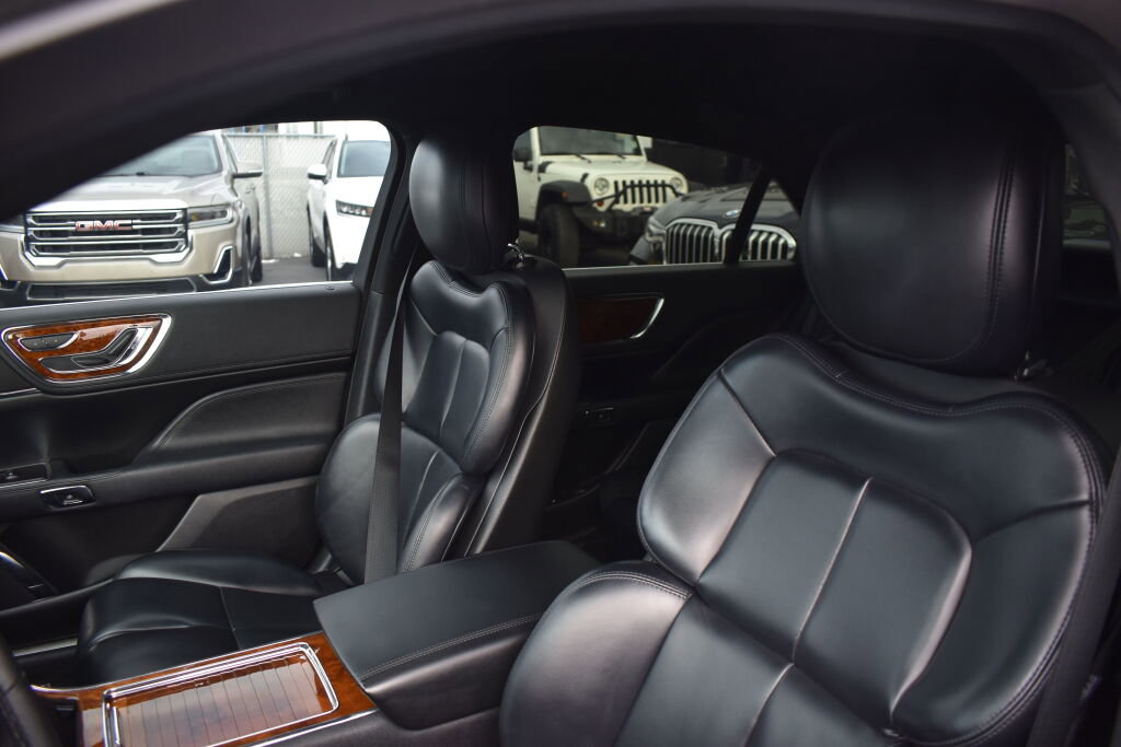 Used 2017 Lincoln Continental Premiere image 16