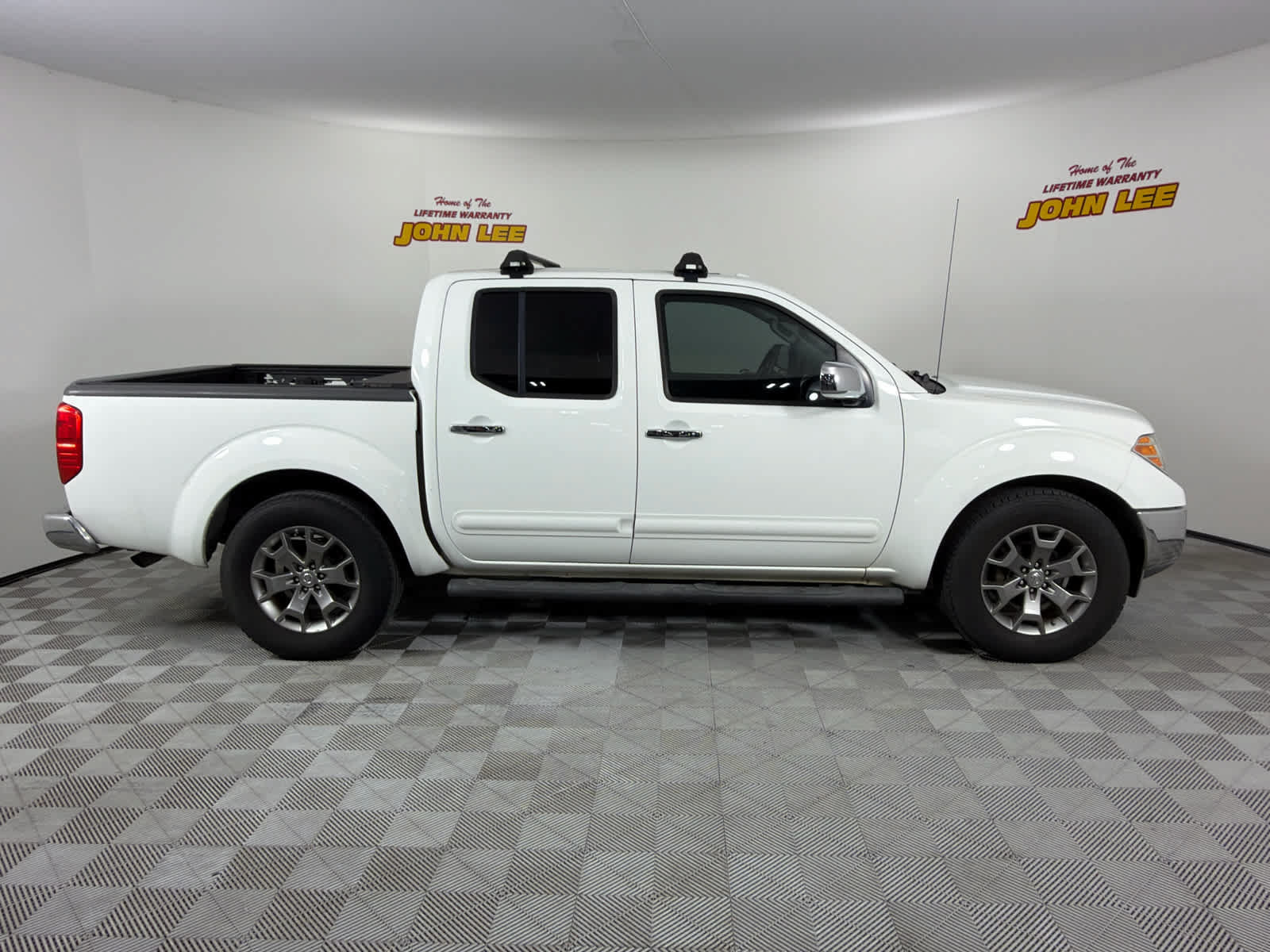 Used 2015 Nissan Frontier SL w/ Moonroof Package RWD image 7