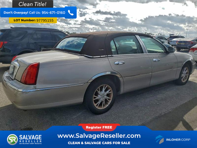 Used 2001 Lincoln Town Car Signature image 4