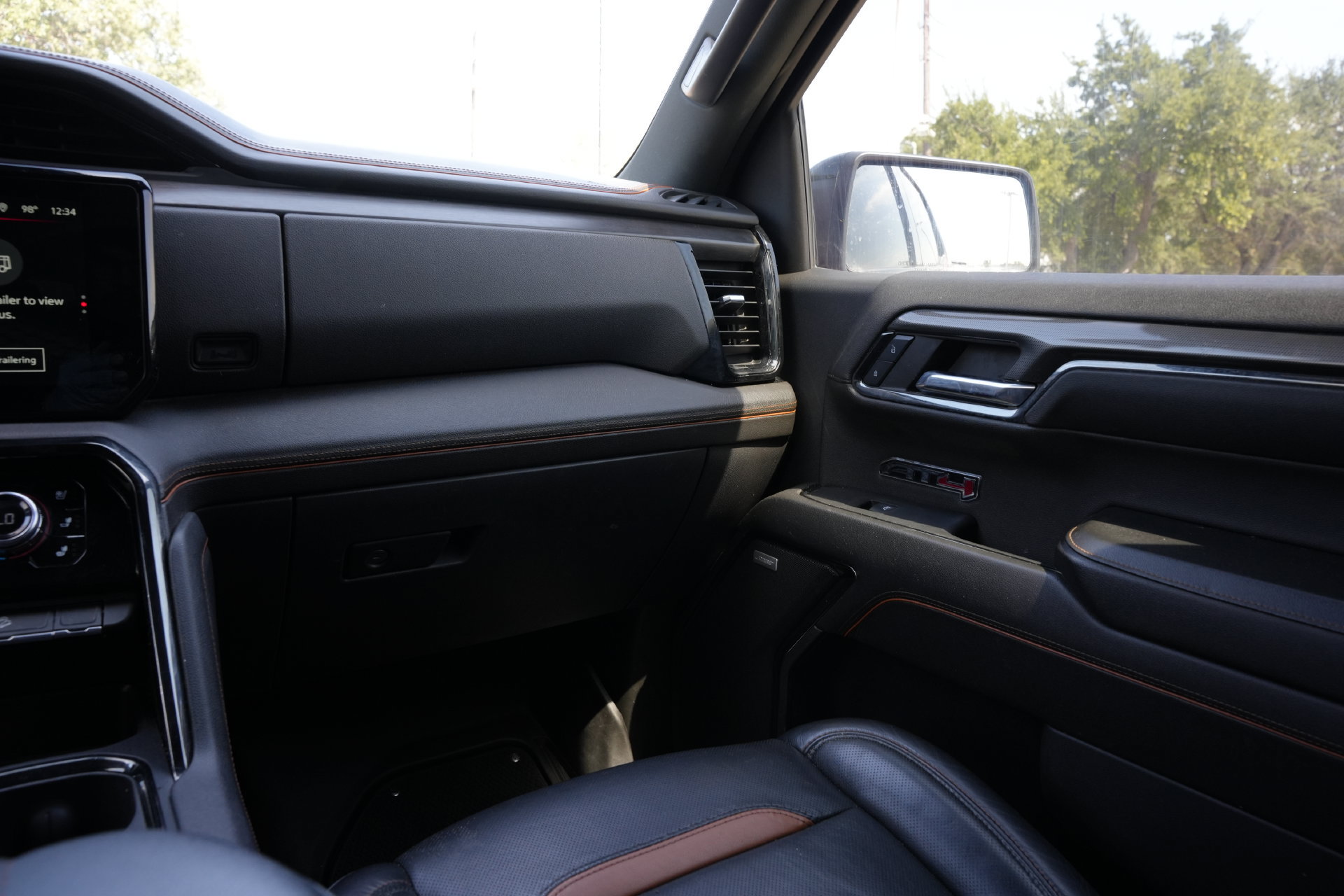 Used 2024 GMC Sierra 1500 AT4 w/ Technology Package AWD/4WD image 8