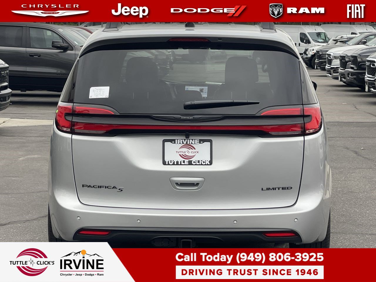 Used 2026 Chrysler Pacifica Limited w/ Uconnect Theater Family Group image 5