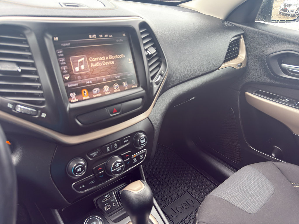 Used 2017 Jeep Cherokee Latitude w/ Comfort/Convenience Group image 21