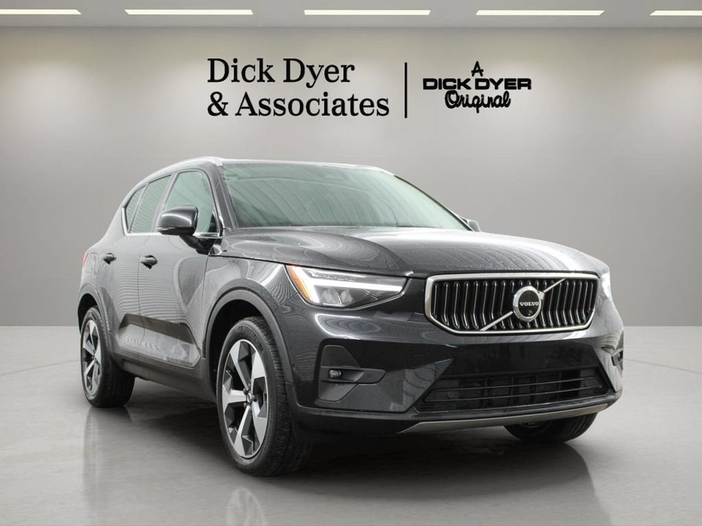 Used 2024 Volvo XC40 B5 Plus AWD/4WD image 1