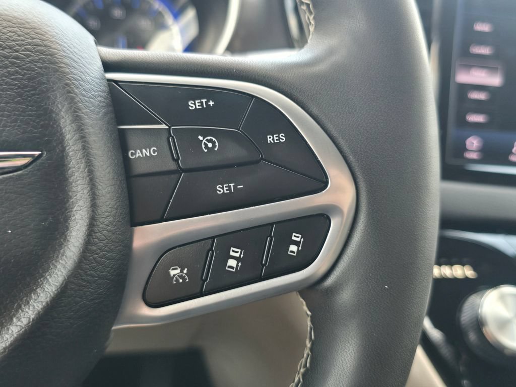 Used 2023 Chrysler Pacifica Touring-L FWD image 28