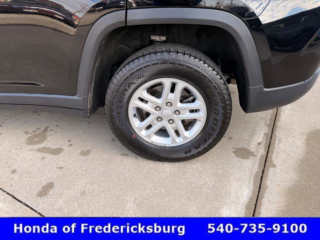 Used 2023 Jeep Grand Cherokee Laredo image 11