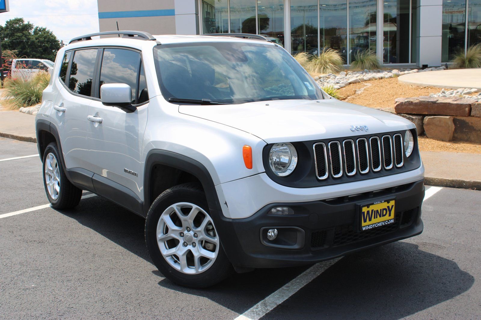 Used 2018 Jeep Renegade Latitude w/ Cold Weather Group AWD/4WD image 2