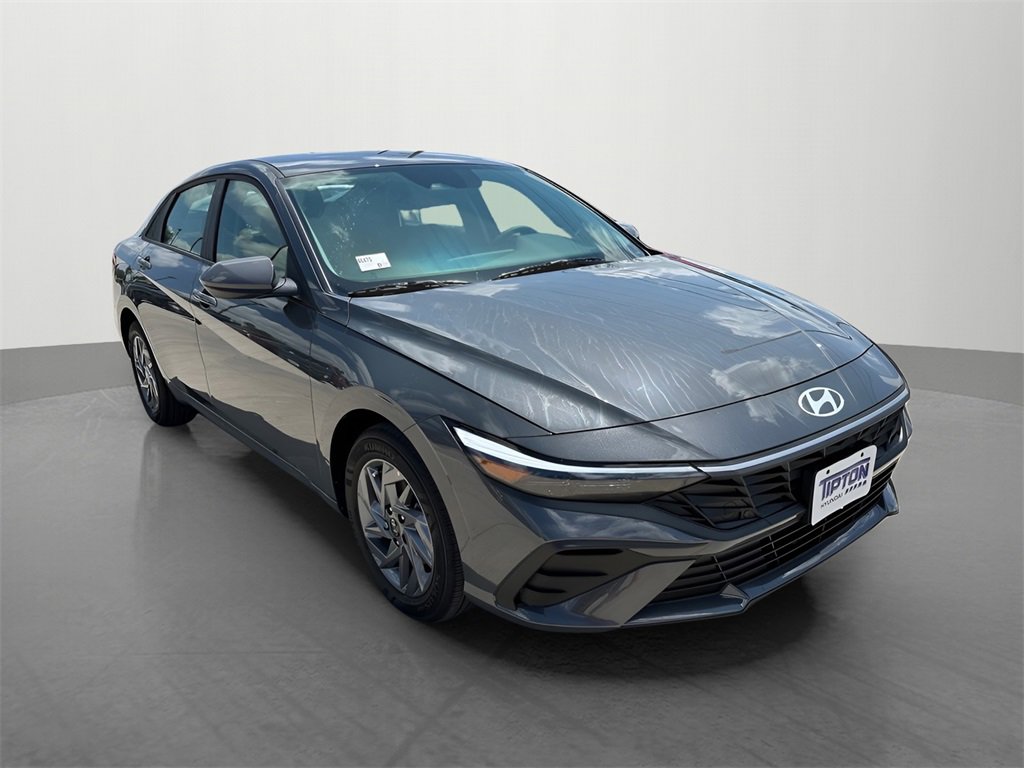 Used 2024 Hyundai Elantra Blue image 7